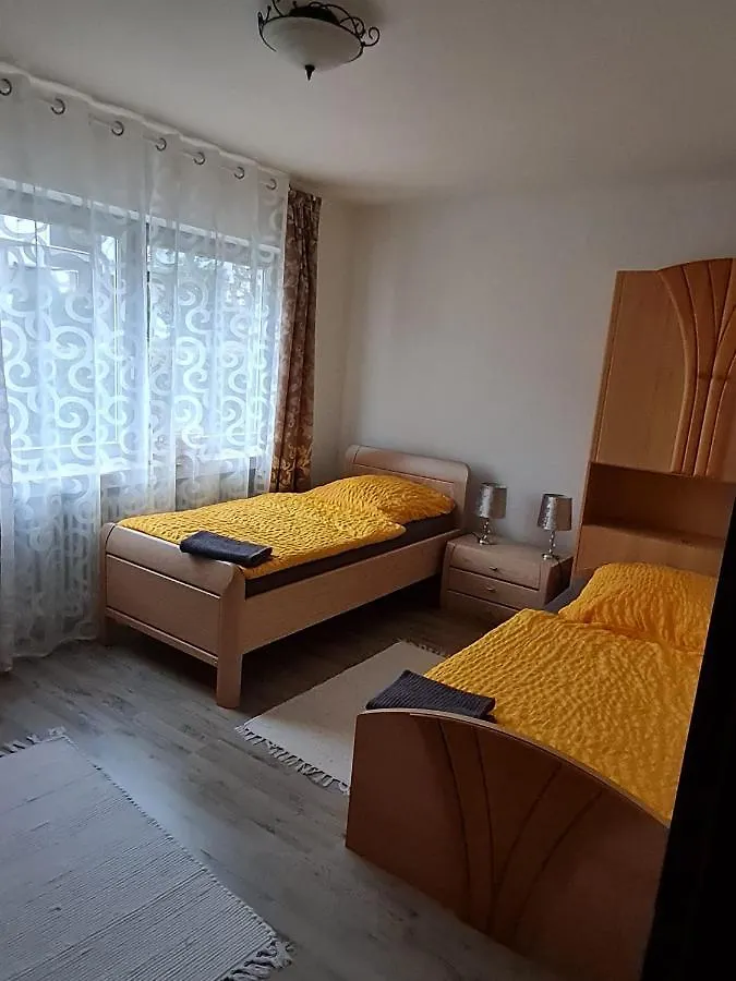 アパート Fraenkische Rhoen Wohnung Mit Bergblick ツ バート・キッシンゲン ドイツ